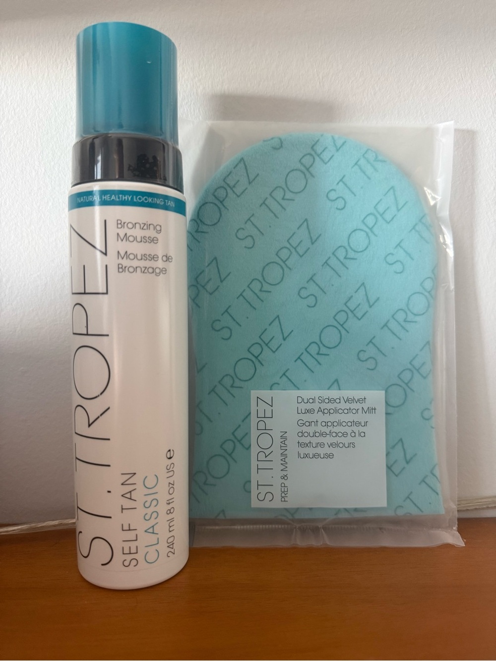 St. Tropez Bronzing Mousse with Teal Applicator Mitt